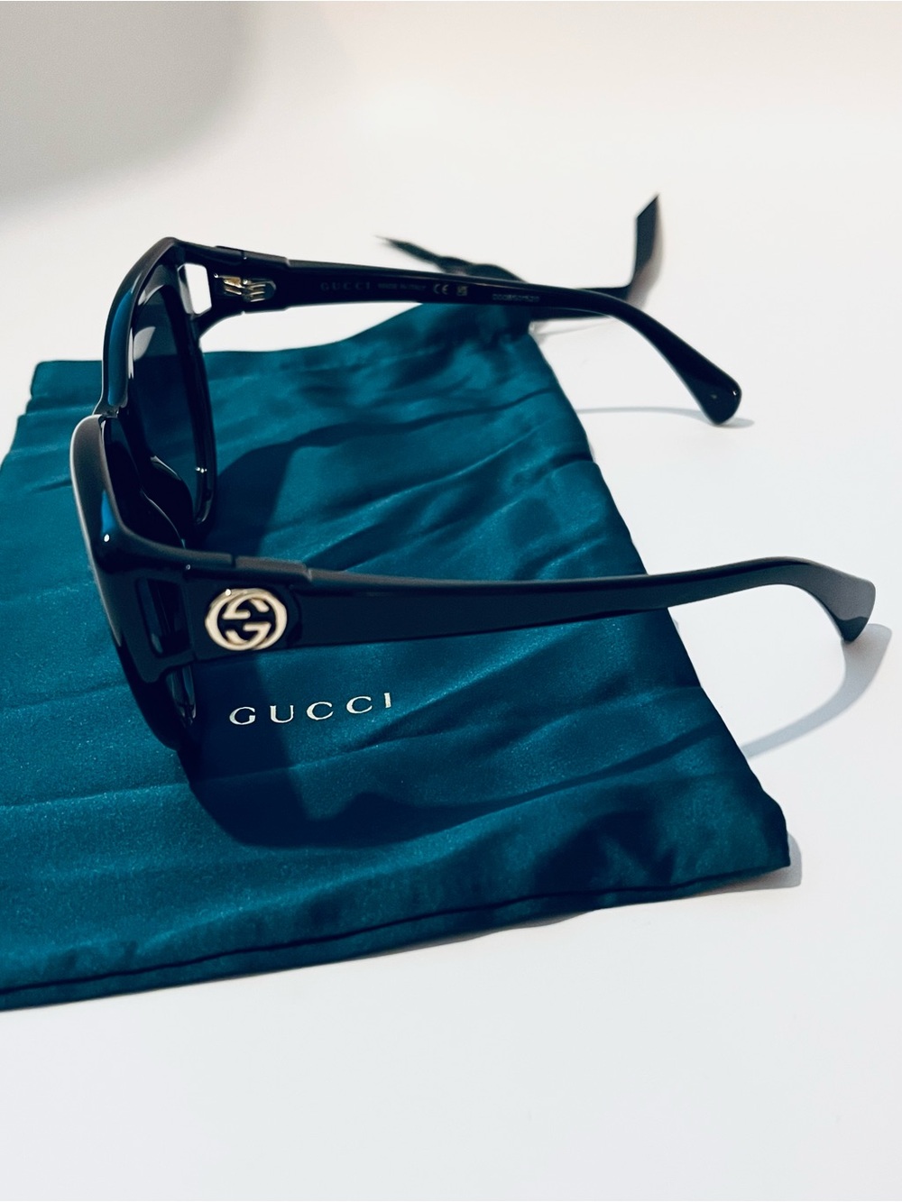 Gucci Black Cat-Eye Sunglasses with Dark Lenses - Picture 2 of 8